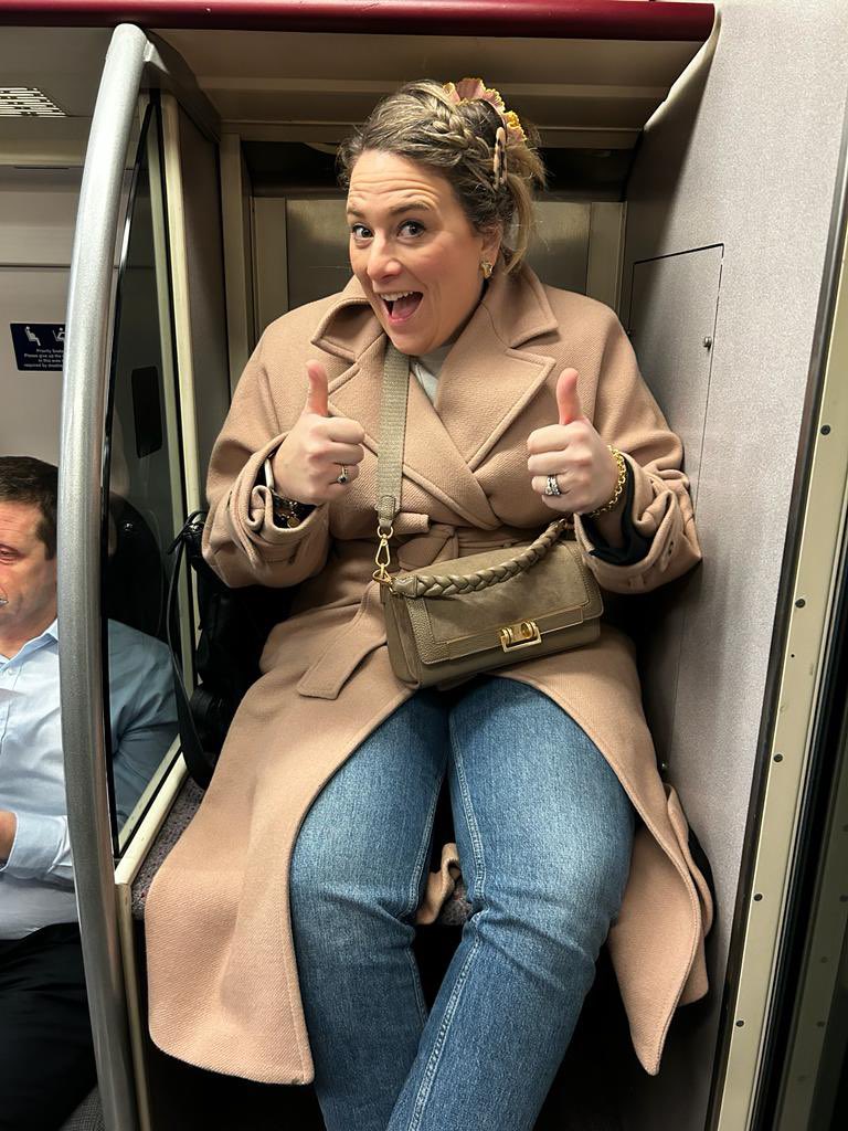 pollydedman's tweet image. Oh hai @chilternrailway. Hope you are all well. Wondering if there is any update on more carriages 🙏🏻? The 7.30 from Haddenham was short again today so standing room only, but I did manage to get a comfy seat in the luggage hold which I can recommend to my fellow commuting pals.