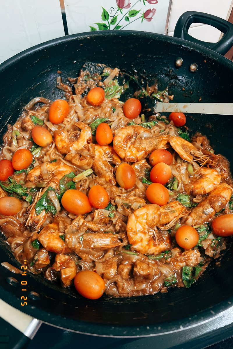 gonoxxx's tweet photo. Setelah sebulan dapur tak berasap, hence kuetiau guring basah campak campak for the whole day ! 🤣🌦️ #randomThursday https://t.co/hkCYmcUF3c