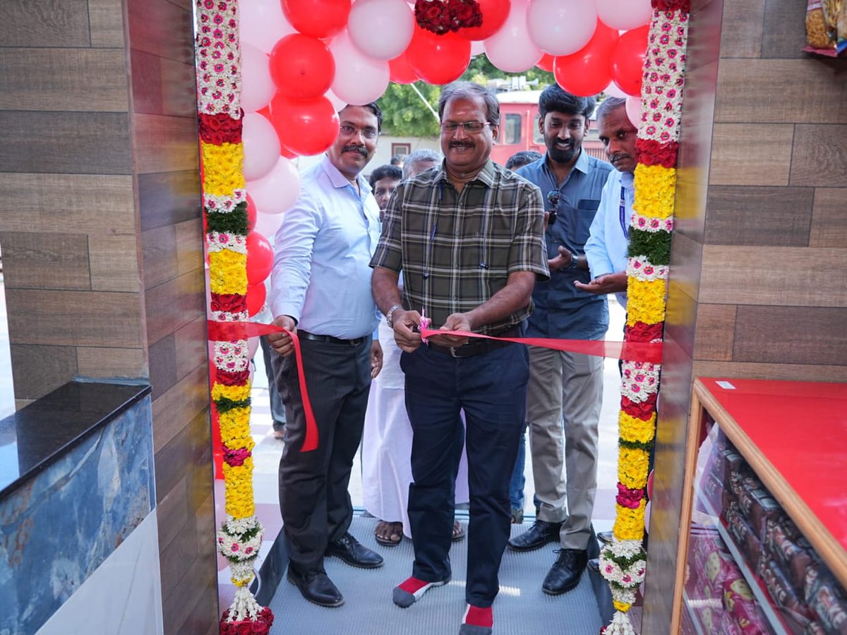 drmmadurai's tweet photo. #IRCTC has just launched a brand new #Food Plaza at #dindigul Railway Station, featuring a spacious dine-in area, diverse food options, and 24/7 service.

Explore #bakery delights, South Indian cuisine &amp; more. Cheers to convenient and delicious journeys! https://t.co/d5NI1osHvG