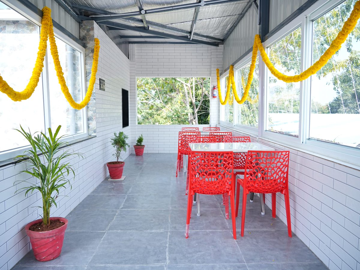 drmmadurai's tweet photo. #IRCTC has just launched a brand new #Food Plaza at #dindigul Railway Station, featuring a spacious dine-in area, diverse food options, and 24/7 service.

Explore #bakery delights, South Indian cuisine &amp; more. Cheers to convenient and delicious journeys! https://t.co/d5NI1osHvG