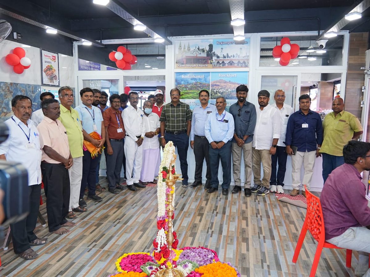 drmmadurai's tweet photo. #IRCTC has just launched a brand new #Food Plaza at #dindigul Railway Station, featuring a spacious dine-in area, diverse food options, and 24/7 service.

Explore #bakery delights, South Indian cuisine &amp; more. Cheers to convenient and delicious journeys! https://t.co/d5NI1osHvG