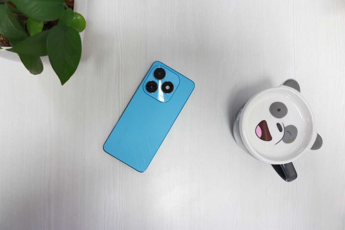 stufflistings's tweet photo. [Exclusive] This is the TECNO Spark 20. 
The phone could launch in India in the first week of February. 
It will have a leather finish at the back and will come with 256GB storage (highest in the segment). 
The device is expected to be priced around ₹10,000 in India.
Will share more details soon.
#TECNO #TECNOSpark20