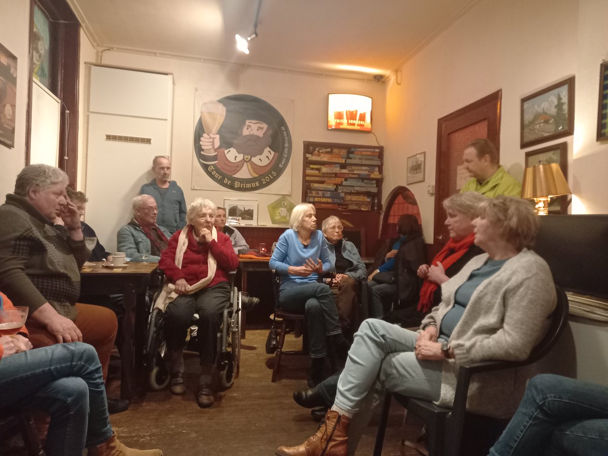 Gisteravond was Robert Camphuysen, Schone Stad Coach van de gemeente Utrecht, te gast in de wijk. Leuke avond met praktische tips en mogelijkheden voor bewoners om samen met de gemeente de buurt schoon te houden. Lees de 10 tips hier: oostvoorelkaar.nl/message/82609/…
