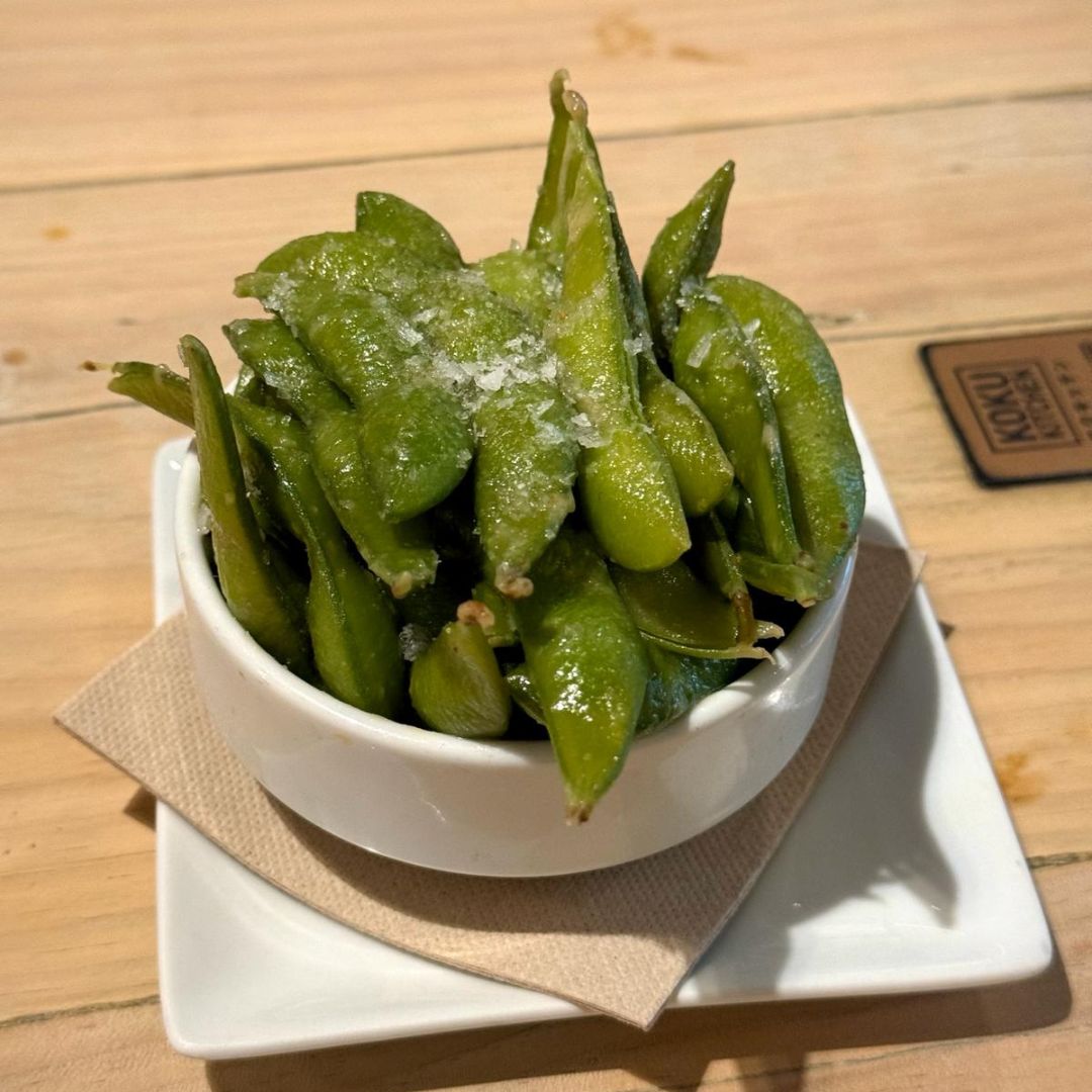 KokuKitchen's tweet photo. 🍤🥢 ¿Conoces o has probado los famosos Edamame? Son vainas de soja inmaduras provenientes de Asia, Japón… Es un alimento fuente de proteínas de origen vegetal y de micronutrientes como el calcio y vitaminas como los Kokumame… #Edamame #KokuKitchen #DeliciasAsiáticas 🍥🌶️ https://t.co/boNwb2WbRy