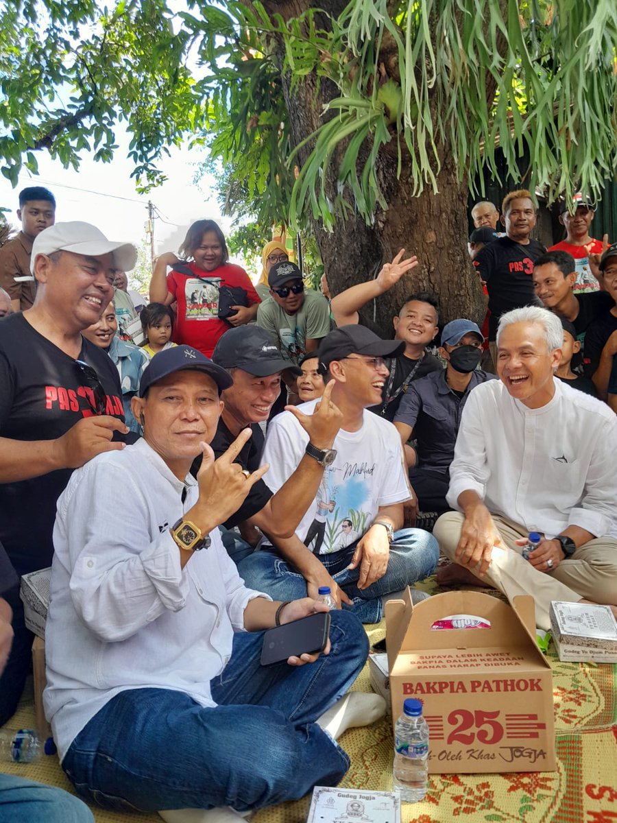 Bung Ganjar bareng karyawan masyarakat di Patuk Yogya..siang ini..gaspol 🤟🤟🤟