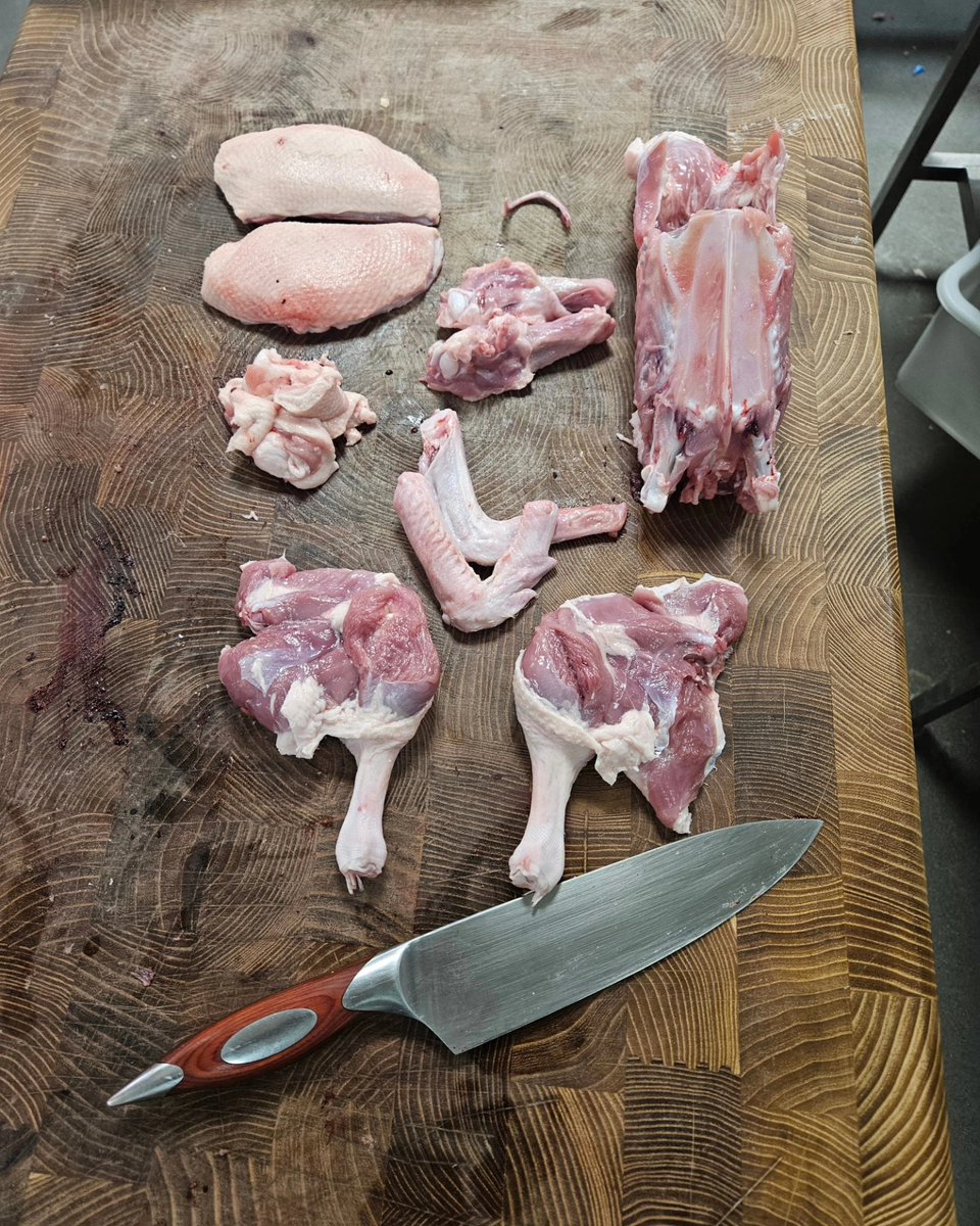 Game and poultry development class @WKCHospitality with L3 students with stunning game from @lincsgameltd & Duck from @RemarkableDuck #gamebirds #phesants #partridge #mallard #gressinghamduck #chefsschool #skills #education #chefs #studentchefs @flintandflameuk