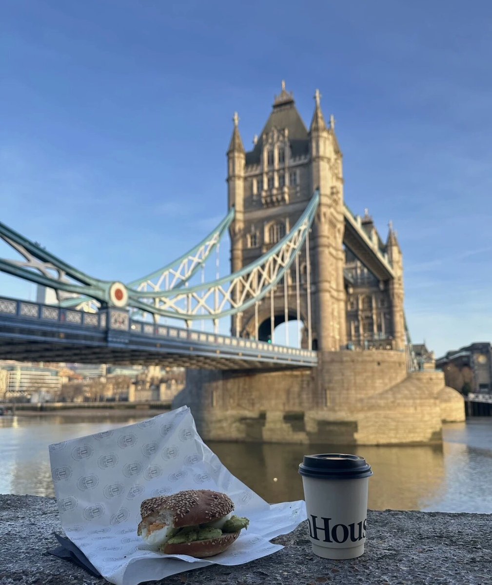 Breathing the fresh air and watching the city gradually wake up, I feel that life has been injected with new vitality.