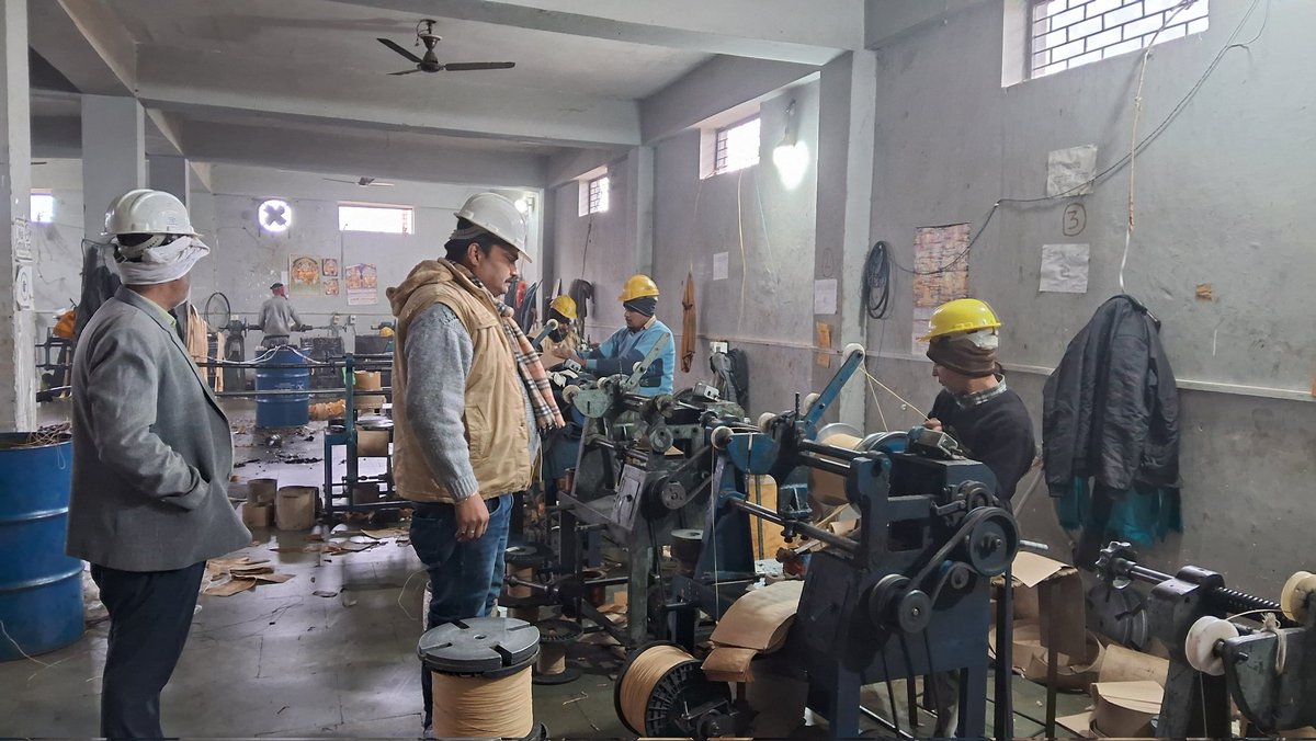 आज सहायक अभियंता महोदय कार्यशाला aligarh द्वारा काo हाथरस का निरीक्षण किया जिसमे समस्त सामग्री की भौतिक उपलब्धता, sample testing,परिवर्तको मे ब्रिदर, आर्किंगहॉर्न,कनेक्टर,Qc1Qc2,फायर फाइटिंग सिस्टम को चेक किया एवं10,16 की अधिक repairing हेतु निर्देशित किया  <a href="/EwdEe58123/">EE EWD ALIGARH</a> <a href="/dvvnlhq/">Dakshinanchal Vidyut Vitran Nigam Limited</a>
