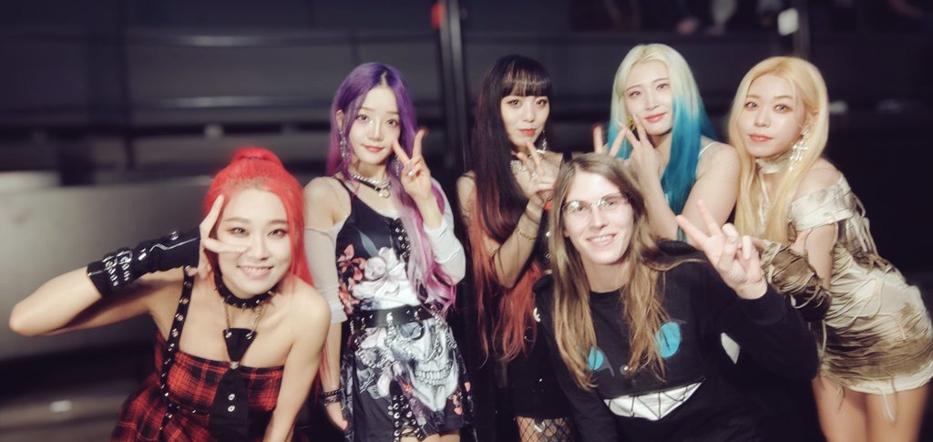 MagicStar57's tweet photo. Merci les filles ❤️ !!
Bon, dommage qu'on devait mettre le téléphone en mode selfie, la pire qualité et en plus, floue.. 🥹
#RollingQuartz
#RollingQuartzinParis https://t.co/v38IvPHZFn