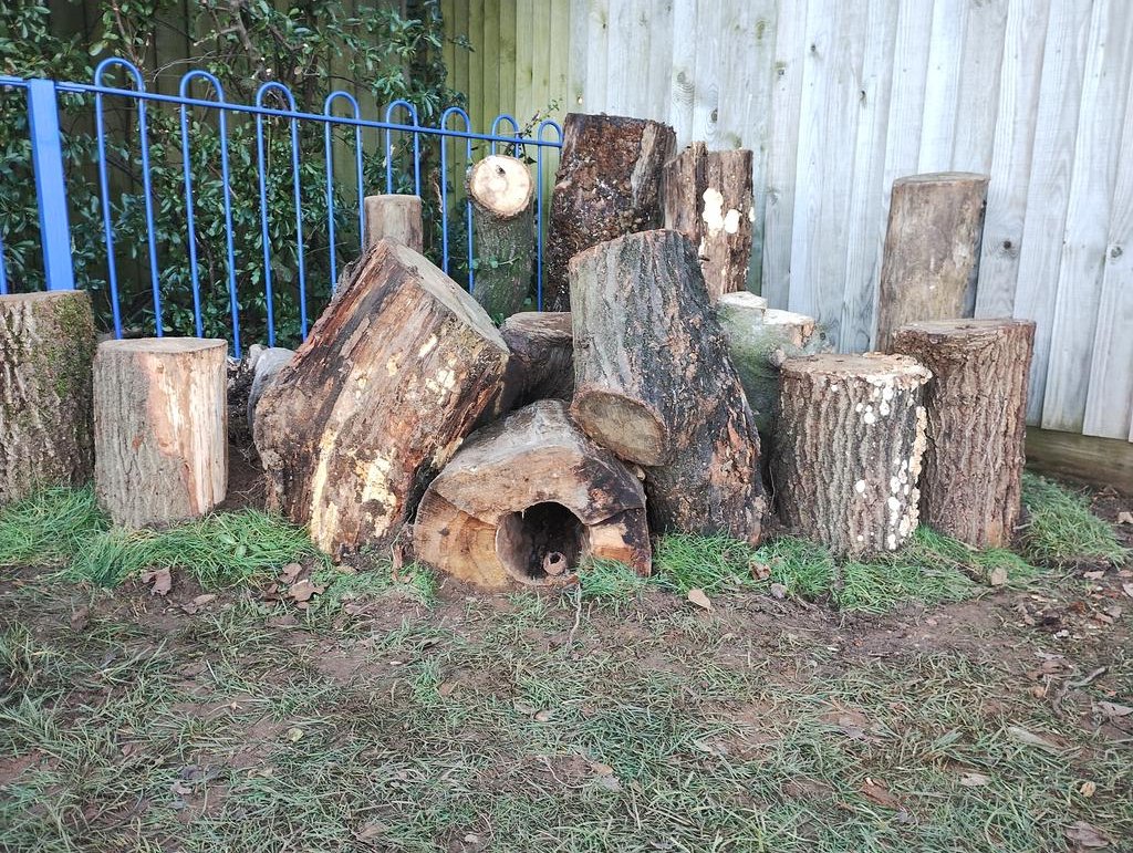 GreenwaysProj's tweet image. Rushmere St Andrew Parish Council&apos;s Enchanted Tree Trail is on its way! We&apos;ve installed all the marker posts and wildlife habitat features ready for the opening on 10th February. @EastSuffolk @IpswichGov @WildIpswich #trees #treetrail #lovetrees #logpile #stagbeetle
