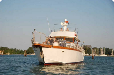 Looking for the perfect luxury yacht to enjoy the Venetian lagoon? Try 'Jandona', our classic Italian yacht from 1968.
Click the link below 👇to see more.
classicboatsvenice.com/jandona-yacht/
#Yacht #luxury #luxurytravel #Venice #Venedig #Venise #classicboatsvenice