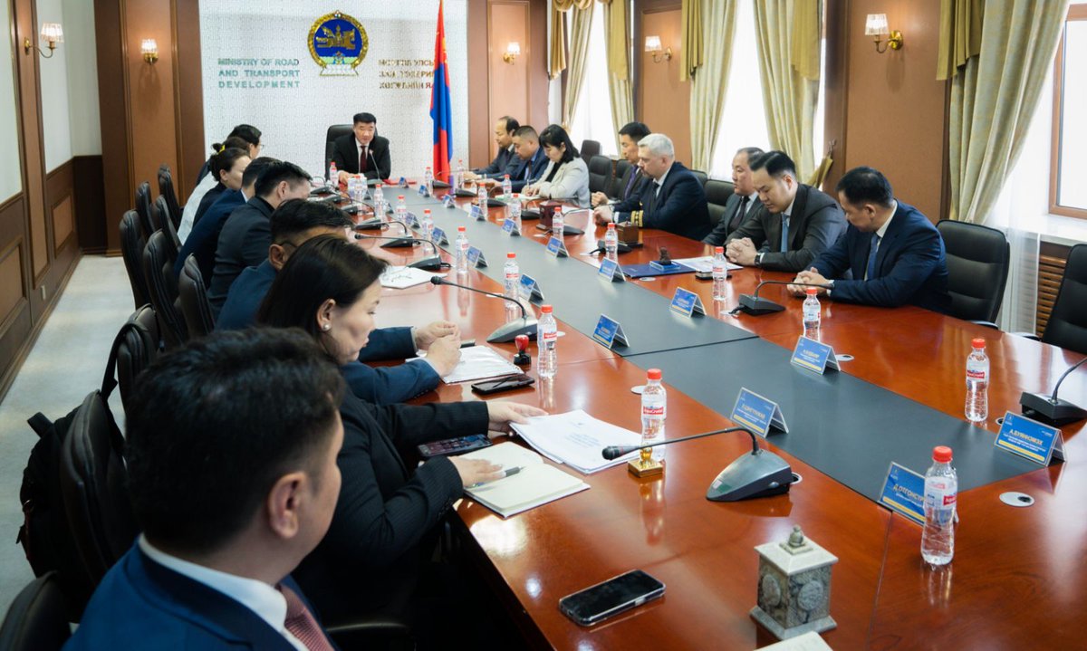 MrtGovMn's tweet photo. ЗТХЯ болон харьяа газруудын 2024 оны гүйцэтгэлийн төлөвлөгөөг өнөөдөр  баталлаа. 2024 оныг БҮСЧИЛСЭН ХӨГЖЛИЙГ ДЭМЖИХ, БҮТЭЭН БАЙГУУЛАЛТЫН ЖИЛ болгон зарлаж, 13 зорилтын хүрээнд 162 арга хэмжээг хэрэгжүүлж, бүх төрлийн тээврээр 120 сая.тонн ачаа тээвэрлэхээр төлөвлөлөө https://t.co/XdDC6VnOyS