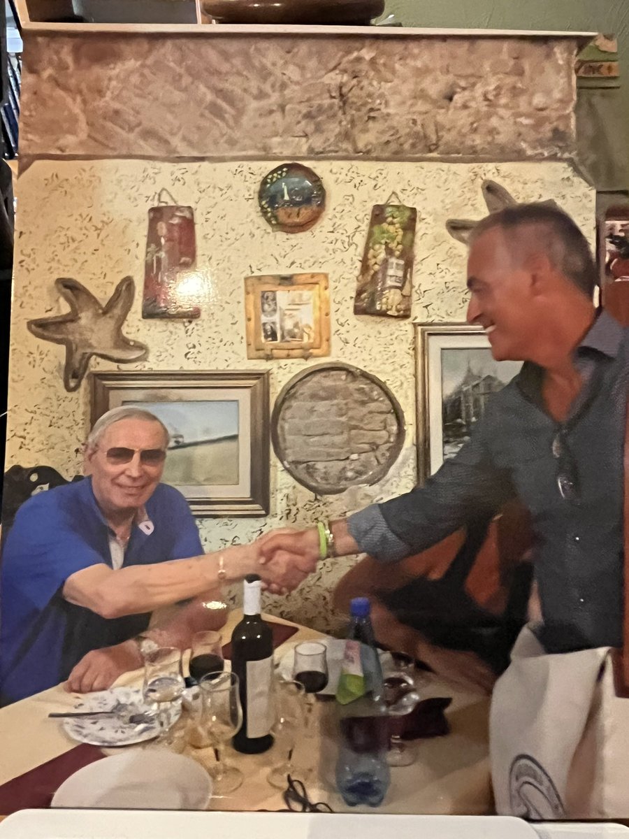 Un particolare “Buongiorno da #Napoli” che non è da Napoli!

Dedicata a lui ed ai sardi. 

Lui è mio marito, emozionato ed onorato di stringergli la mano, quando nel 2016, per la prima volta in #Sardegna, cenammo in un ristorante ed incontrammo #GigiRiva !

Onore a lui!