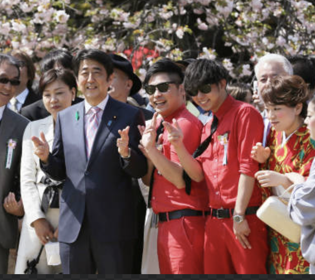 目覚めの為に何度もポスト

1945年8月6日、広島に原爆が落とされました

戦後、8.6秒バズーカ（8月6日原爆）なるクズ芸人が
このポーズを流行らせました。
原爆の子慰霊碑の真似です。

彼らは、桜を見る会に呼ばれ
日本人を馬鹿にするチョッパリサインをしてます。

日本には反日集団がいるのです。