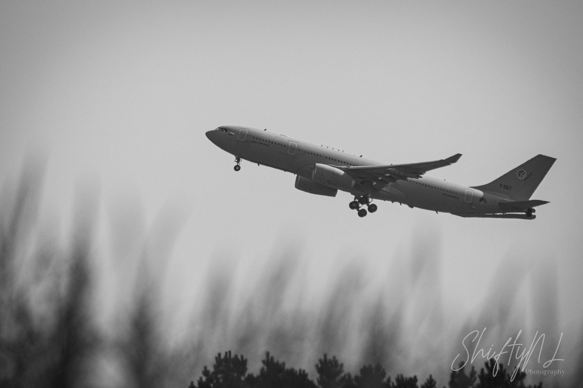 Showing its landing gear. . #a330mrtt #dutchairforce #airforce #aviation #airshow #plane #fujifilmxh2 #fujinon100400