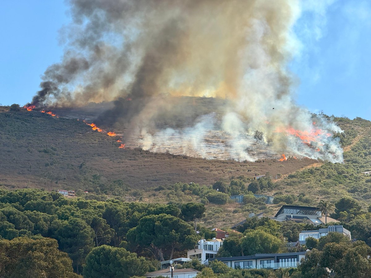 🟡11 @CityofCT firefighting appliances are on the scene of the fire in the Tygerberg hills. Aerial resources have also been activated. The fire started just after 7 this morning. #Smile904fmnews 📸 @RyanOConnorZA