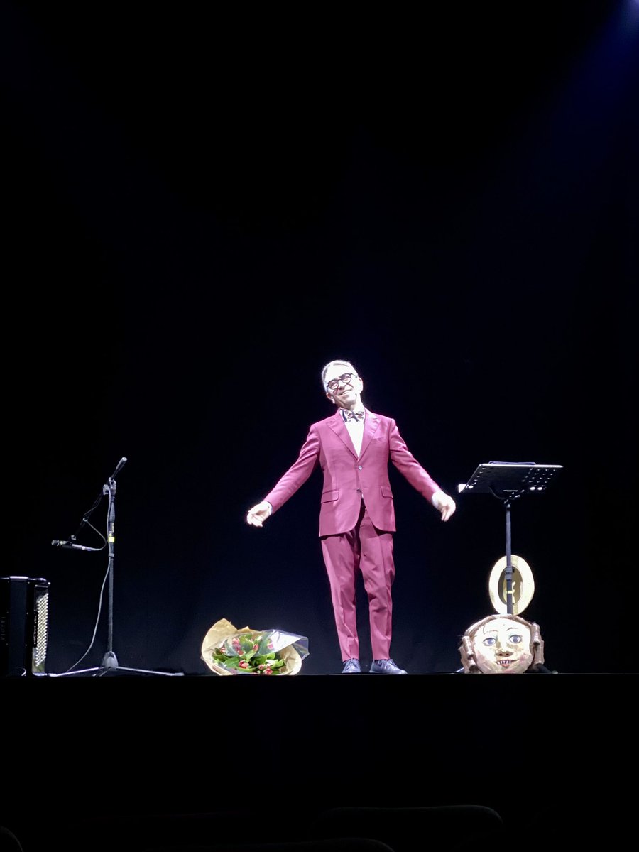 ieri sera ho visto a teatro @pinostra nello spettacolo/monologo sull’immenso Paolo Poli (ma quanto ci manca?), “Sempre fiori mai un fioraio”. 
Colto, ironico, garbato, gran narratore. Meriterebbe più spazio in tv!