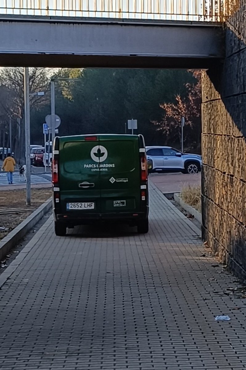 VoreresSantCu's tweet photo. Resposta dels treballadors @ajsantcugat a la meva pregunta de xq no donen la volta al parc en comptes de creuar-ho per zona de vianants: "siempre lo hacemos así, es más cómodo". El día que tinguem una desgràcia, espero que hi hagi conseqüències penals. https://t.co/iCASPI080s