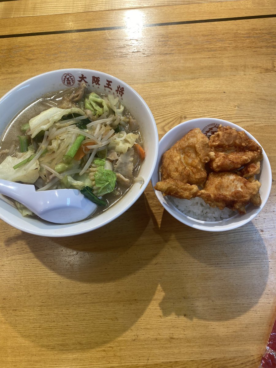jack_86727's tweet photo. こんにちは😃
今日のまかない飯です😊🍚
チャンポン麺、唐揚げご飯です😊 https://t.co/NIaPqKsLGD