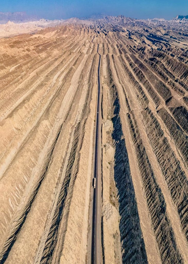 rabta_n's tweet photo. Makran coastal highway passing through the majestic mountains of Hingol- Balochistan. 
#balochistan 
#hingol 
#coastalhighway https://t.co/86I3TpY53W