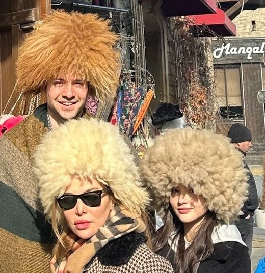 HAKTANNNNN PUAHAHHAHAHAHA(NASİL HER HALİ İLE YAKIŞIKLI?)