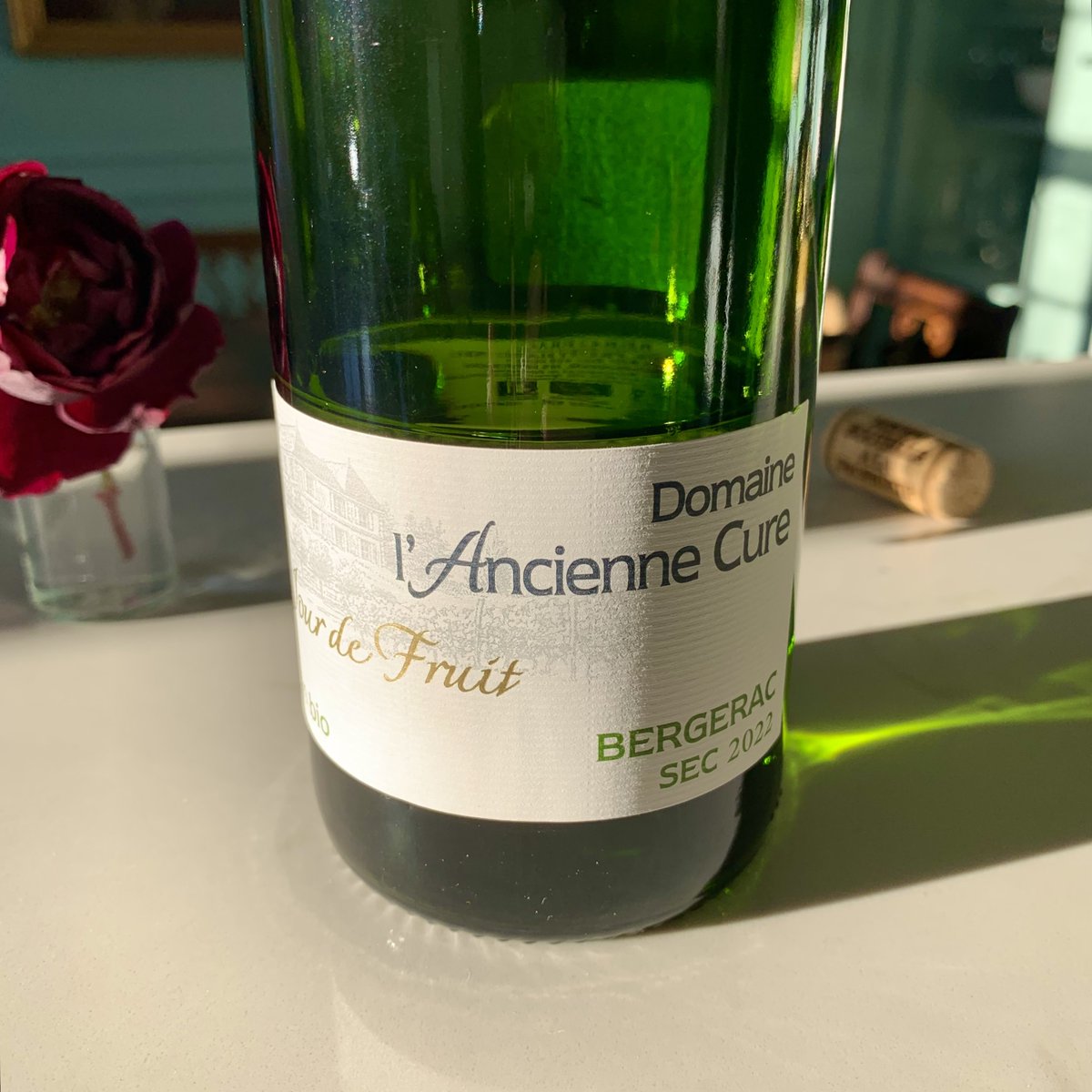 Dry white Bergerac full of the sunshine of the summer of 2022, Domaine l'Ancienne Cure Jour de Fruit, my new #wineoftheweek joannasimon.com/post/wine-of-t… @YappAboutWine #Bergerac #SauvignonSemillon