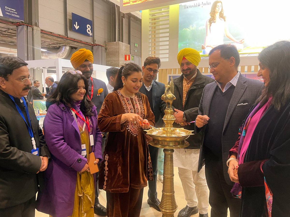 JagbaniOnline's tweet photo. Spain ਦੀ ਧਰਤੀ ਤੇ Madrid ਵਿਖੇ Fitur Festival 'ਚ ਪੰਜਾਬ ਟੂਰਿਜ਼ਮ ਨੇ ਪਹਿਲੀ ਵਾਰ ਹਿੱਸਾ ਲਿਆ। ਟੂਰਿਜ਼ਮ ਸੈਕਟਰ ਵੱਖ-ਵੱਖ ਦੇਸ਼ਾਂ 'ਚ ਪ੍ਰਮੁੱਖ Revenue Source ਹੈ , ਉਨ੍ਹਾਂ ਦੀਆਂ ਟੂਰਿਜ਼ਮ Policies 'ਤੇ ਵਿਸਥਾਰ 'ਚ ਚਰਚਾ ਹੋਈ।
#AnmolGaganMaan #Spain #Madrid #FiturFestival #RevenueSource #Policies https://t.co/3pqlLFd5tw