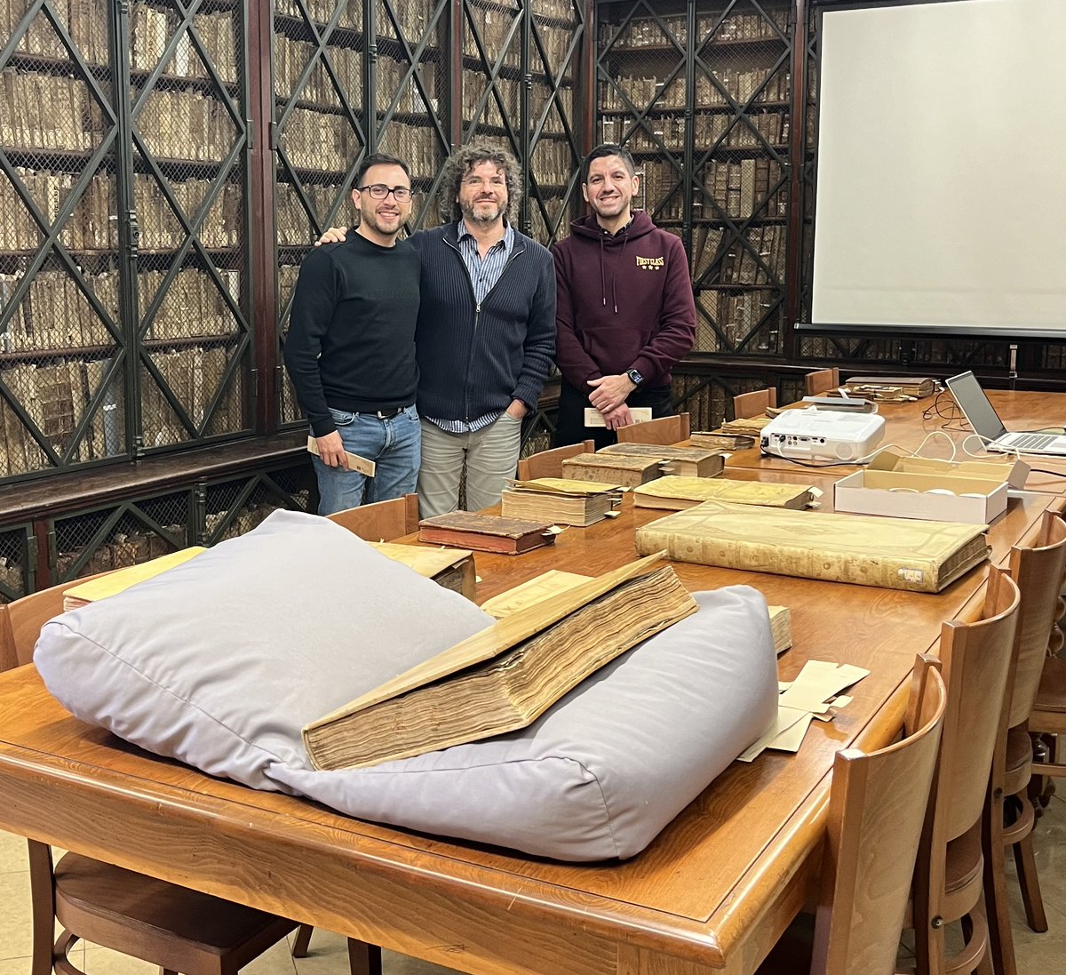 Una visita interessantíssima i inoblidable al <a href="/crai_ub/">CRAI UniBarcelona</a> Biblioteca de Fons Antic, amb estudiants de doctorat. La curació dels llibres i les explicacions que ens ha compartit en Joan han estat molt enriquidores