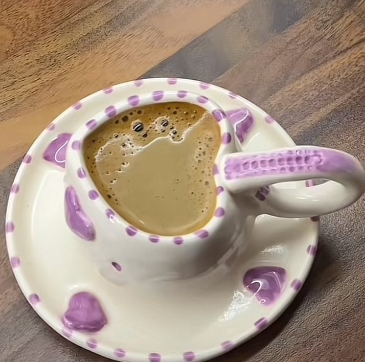 Kahveler icilsin
Sktirler cekilsin
Her yeni gune kahve icerek basliorum
Cunku etrafimdaki p1clerden daha ayik olmam lazim