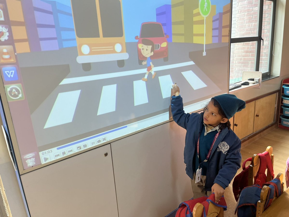 🚸🚦 Students immersed in road safety education! Through role play and captivating videos, they've mastered the art of reading signs and follow rules.Practical learning for a safer journey ahead. #RoadSafetyEducation @ashokkp @y_sanjay @pntduggal @ShandilyaPooja @TanuMathur10