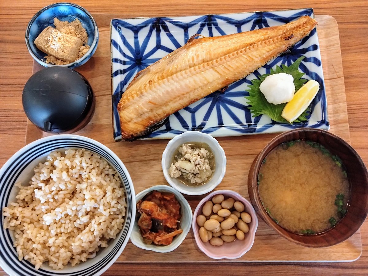 anohirealestate's tweet photo. 行きつけの定食屋さん。本日のお魚は鯵のヒラキ。あまり好きではないが今日は魚と決めていたので注文。すると間もなく「鯵が売り切れなのでホッケでもいいですか?」ホッケ大好き! 勿論フオッケー💦 ホッケの幸い😆
#料理好きな人と繋がりたい #BOBKITCHEN #お腹ペコリン部 #食事記録 https://t.co/h5Vj0UFoaj