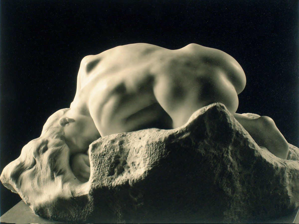'Rodin şöhrete kavuşmadan önce yalnızdı. Gelen şöhret onu belki daha da yalnızlaştırdı. Çünkü şöhret, yeni bir ismin etrafında toplanan bütün yanlış anlamaların sembolüdür sadece.' Rodin, Danaid'i verilen cezanın çıkmazında olduğunu anladığı anda yaşadığı pişmanlıkla anlatır.