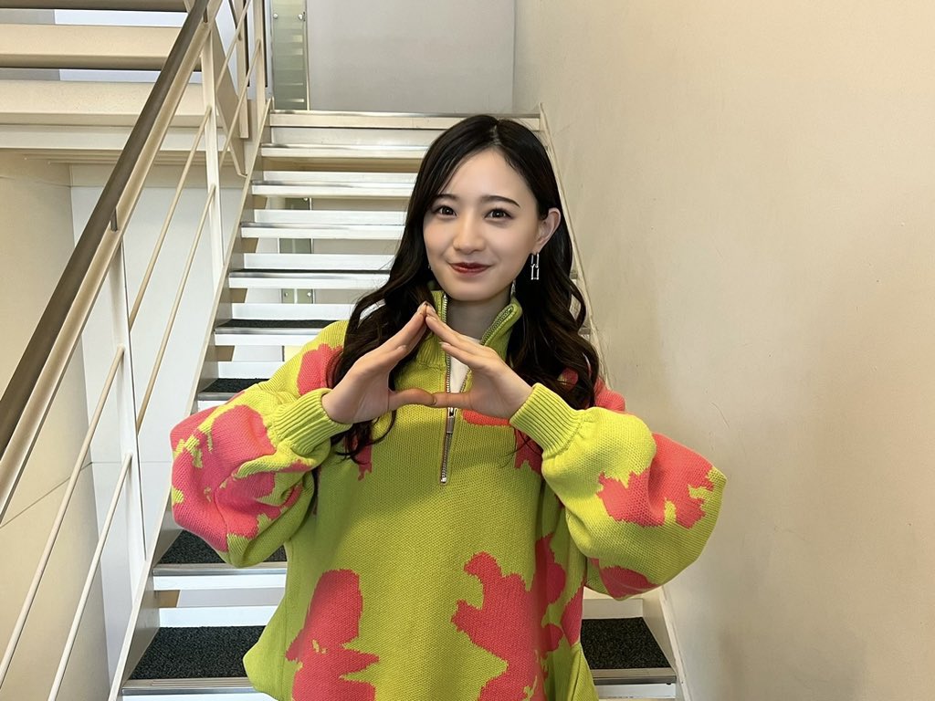 【はなちゃん】 中田花奈 ちゃん着用】 □ AMBERGLEAM Bicolor Half Zip Sweater