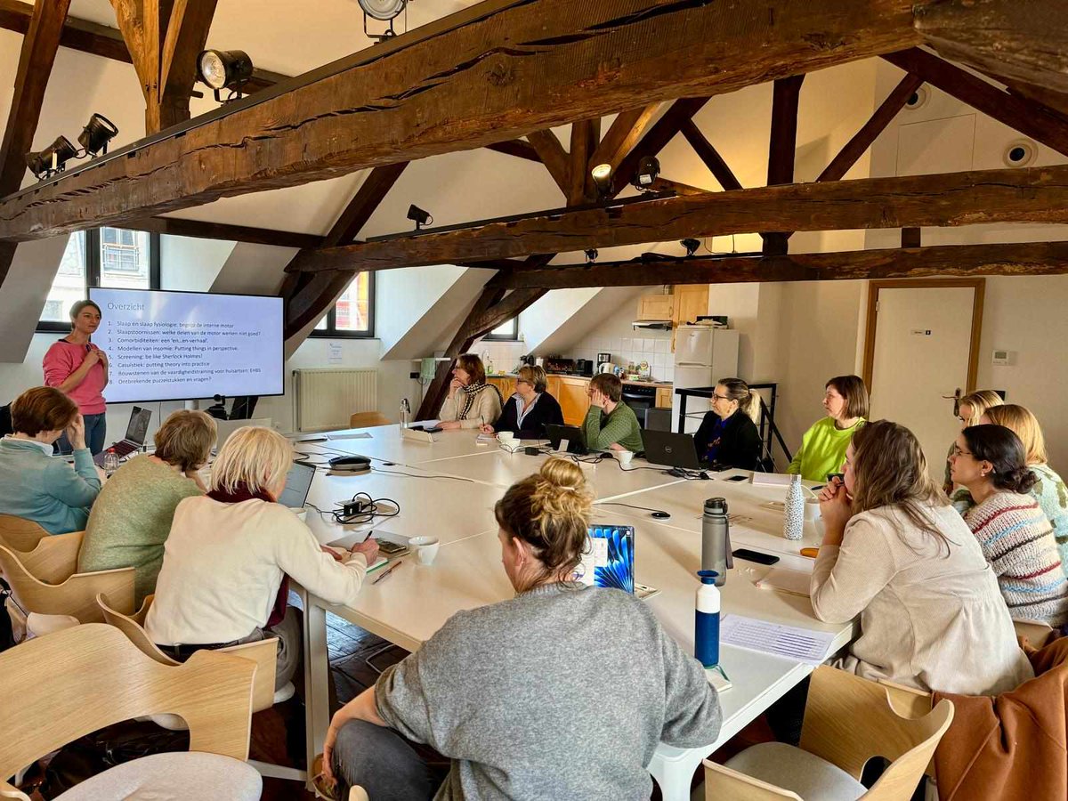 VVKP zet graag de schouders onder evidence-based werken: deze trainers werden twee dagen ondergedompeld in de diagnostiek en behandeling van slaapproblemen om later hún expertise door te geven aan andere zorgverstrekkers in de eerste lijn.

#evikey #trainthetrainer #insomnie #ebp