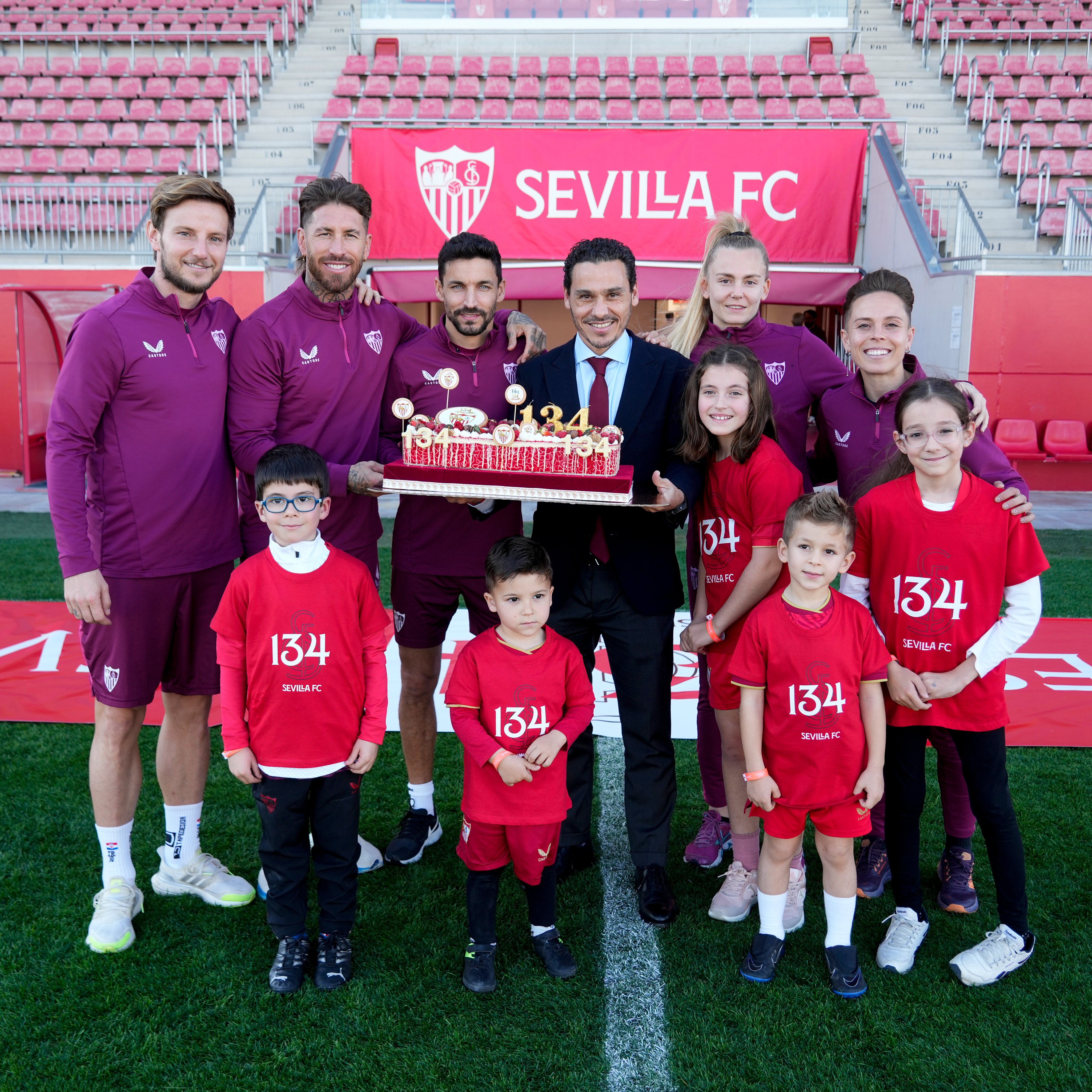 Sevilla Fútbol Club on X: 𝑭𝒂𝒎𝒊𝒍𝒊𝒂 𝒓𝒐𝒋𝒂 𝒚 𝒃𝒍𝒂𝒏𝒄𝒂 𝒅𝒆𝒍  𝑺á𝒏𝒄𝒉𝒆𝒛-𝑷𝒊𝒛𝒋𝒖á𝒏 🎂❤️  / X