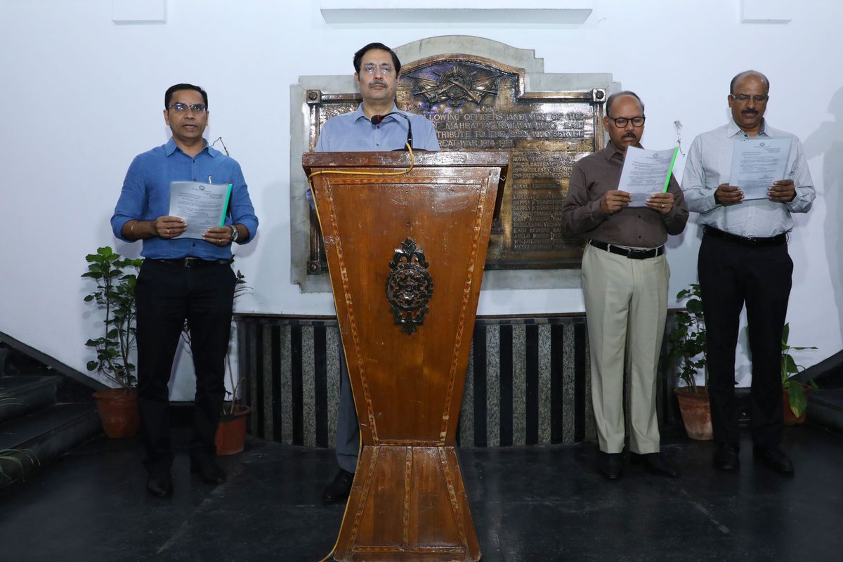 GMSRailway's tweet image. Southern Railway GM, Shri R.N. Singh, takes the National Voters Day pledge, emphasizing the importance of active citizenship. 

Let&apos;s join hands in shaping our democratic future.

#NationalVotersDay #PledgeForChange #SouthernRailway #DemocracyInAction @RailMinIndia