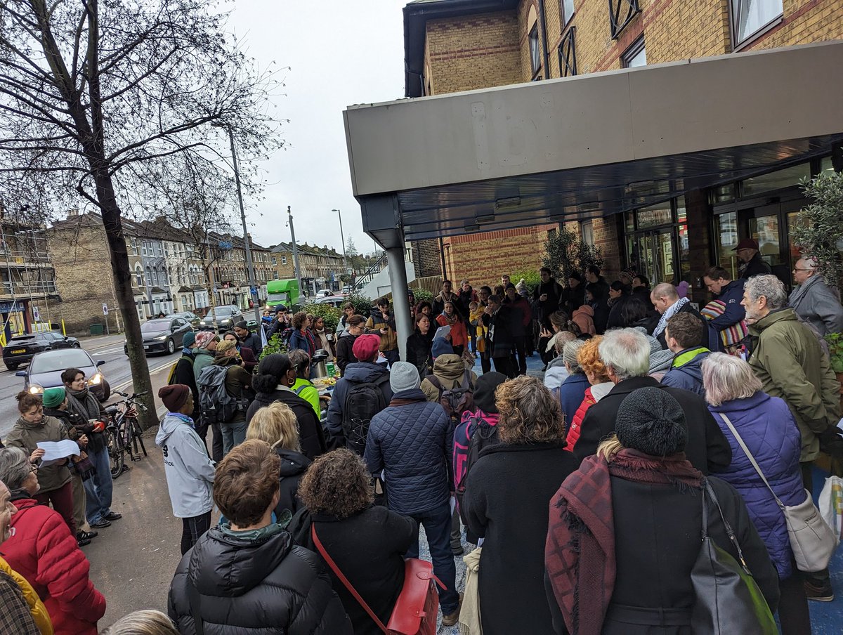 Right now 100+ local residents in east London are protesting in support of people seeking asylum. They are threatened with being moved far from the borough that is their home walthamforestecho.co.uk/2024/01/23/hom… #NoOneIsIllegal