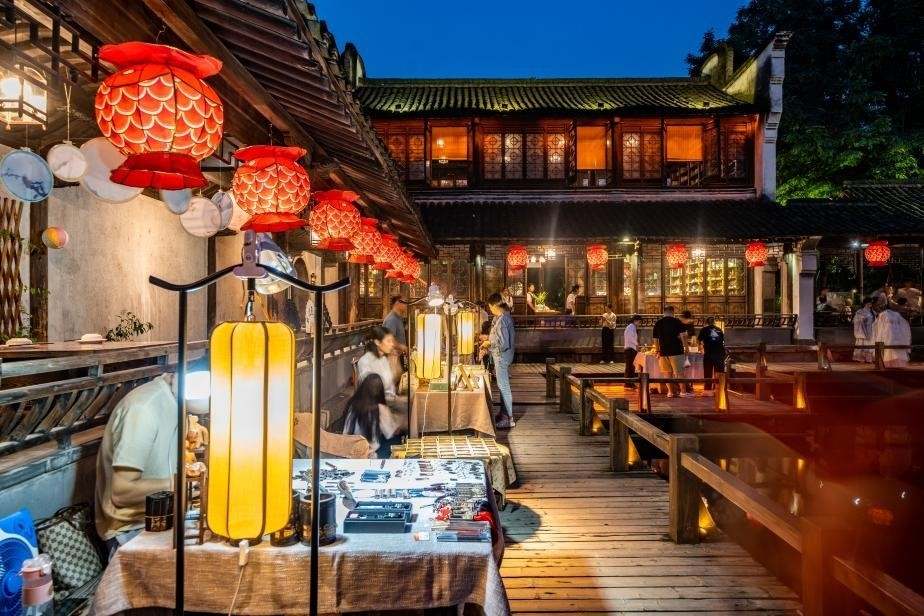 #Wuzhen's #watermarket is back, bringing forth the rich traditional #NewYear atmosphere of the water town in Southern China! Welcome visitors from across the country to join in the experience of the ancient town's unique year-end charm, and immerse yourselves in the distinctive…