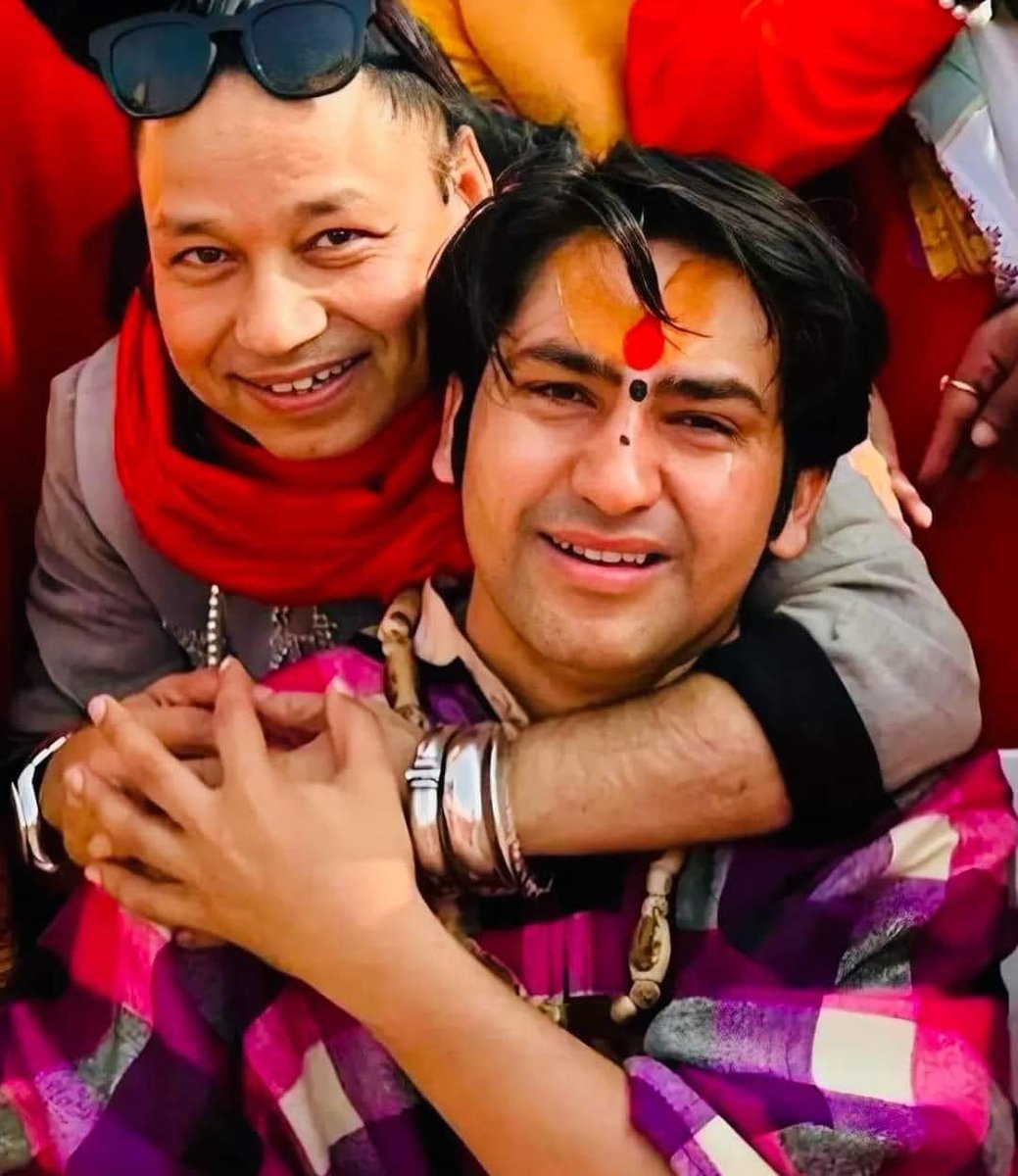 रामलला महोत्सव के अनमोल पल….
ये तस्वीर निःशब्द कर देती है…पूज्य सरकार का उद्गार मौन और आंसुओं में बदल गया…ऐतिहासिक प्राण प्रतिष्ठा व राघवेंद्र सरकार राम के दर्शन करने के बाद के ये भाव भरे पल शब्द-सामर्थ्य को ख़त्म कर देता है…संगीत सम्राट श्री कैलाश खेर पूज्य सरकार के इस