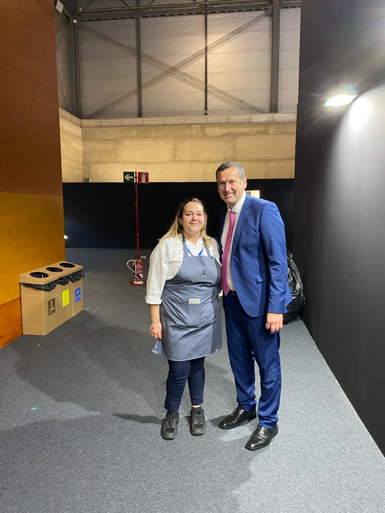 ¡Qué alegría llegar a Fitur a promocionar tu pueblo y encontrarte con jóvenes de tu municipio que están formándose y labrándose un futuro como Victoria en el Hotel Escuela Convento Santo Domingo! Gran labor la que estáis realizando, mis más sinceras enhorabuena. #ViveCuevasBajas