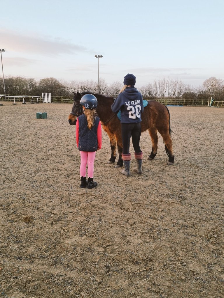 Carl21Wood's tweet photo. Sofias horseriding lesson @_Hummingbird2 https://t.co/ObYS660sdc