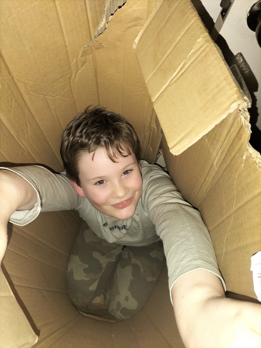 Samdaddyslayer's tweet image. My son was bored so I gave him a box