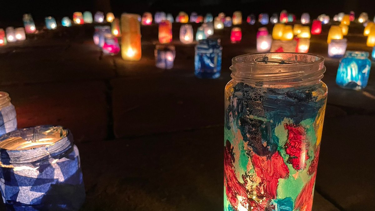 stadt_wuppertal's tweet photo. In ein romantisch funkelndes Lichtermehr verwandelt sich der Stadtteil #Osterbaum am Dienstag, 6.02..✨ Ab 18 Uhr könnt ihr dann bei den 25. #Lichterwegen leuchtende Kunstwerke aus mehr als 7.000 bunten Lichtern bestaunen oder Tanz und Musik erleben.💫➡️https://t.co/w7IaNi6tig https://t.co/3eqIJ0Eexi