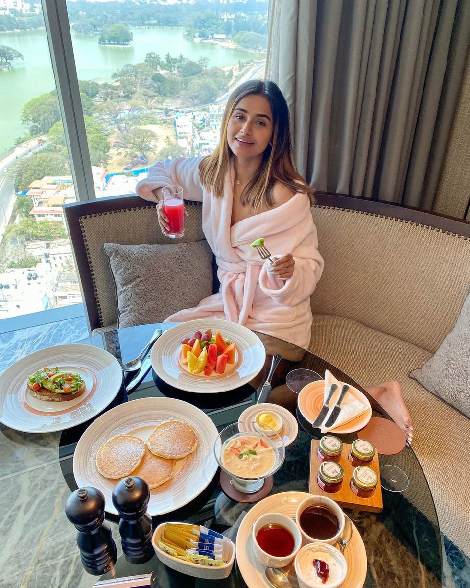 𝒃𝒓𝒆𝒂𝒌𝒇𝒂𝒔𝒕 𝒐𝒇 𝒕𝒉𝒆 𝒃𝒆𝒂𝒖𝒕𝒚 𝒄𝒉𝒂𝒎𝒑𝒊𝒐𝒏𝒔

Breakfast in bed, that looks this scrumptious, can definitely be considered a workout! Kick-start your mornings with the view of the serene Ulsoor lake, with Conrad Bengaluru. Look how Pranwesha pampered herself!