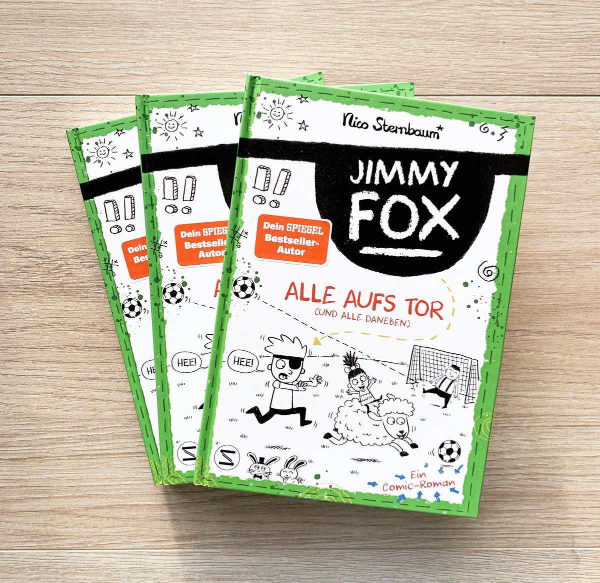 Gestern ist der dritte Band meiner Comicroman-Reihe "Jimmy Fox" erschienen. Diesmal sind alle im Fußballfieber! Vor den Herbstferien soll nämlich ein großes Fußballturnier an der Schule stattfinden und dafür muss Jimmys Klasse jetzt jede Woche trainieren.  Ein rießen Fiasko ...