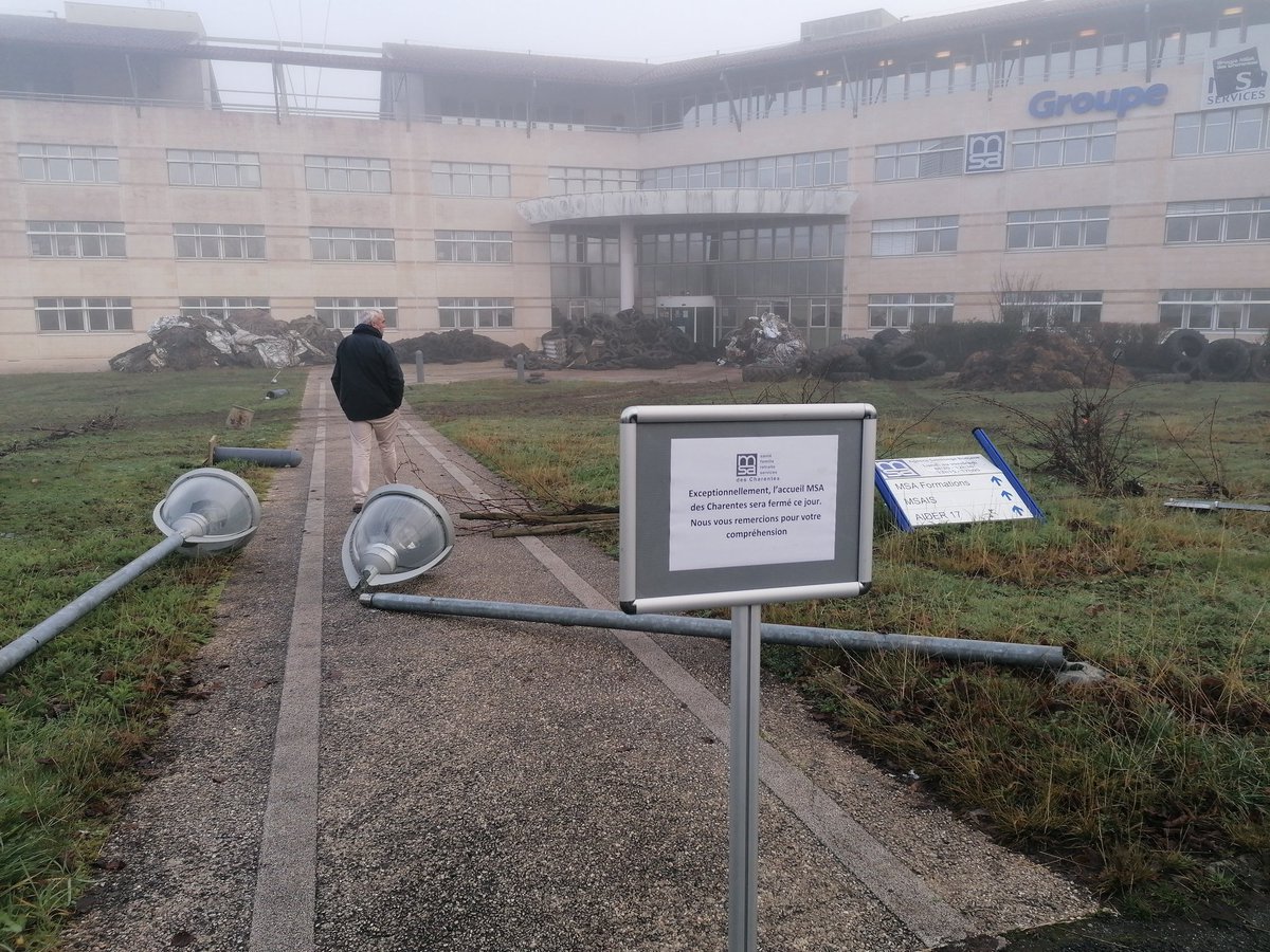 #AgriculteursEnColere #saintes la #msa des Charentes visée cette nuit dégâts importants devant les locaux <a href="/SO_LaRochelle/">SO_LaRochelle</a>