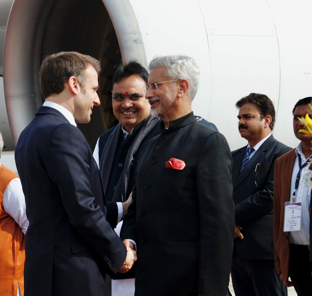 MEAIndia's tweet image. Bienvenue en Inde!
 
President @EmmanuelMacron of France warmly welcomed by Governor @KalrajMishra of Rajasthan, EAM @DrSJaishankar &amp;amp; CM @BhajanlalBjp of Rajasthan as he arrived in the historic city of Jaipur. 
 
President Macron is the Chief Guest at the 75th Republic Day…