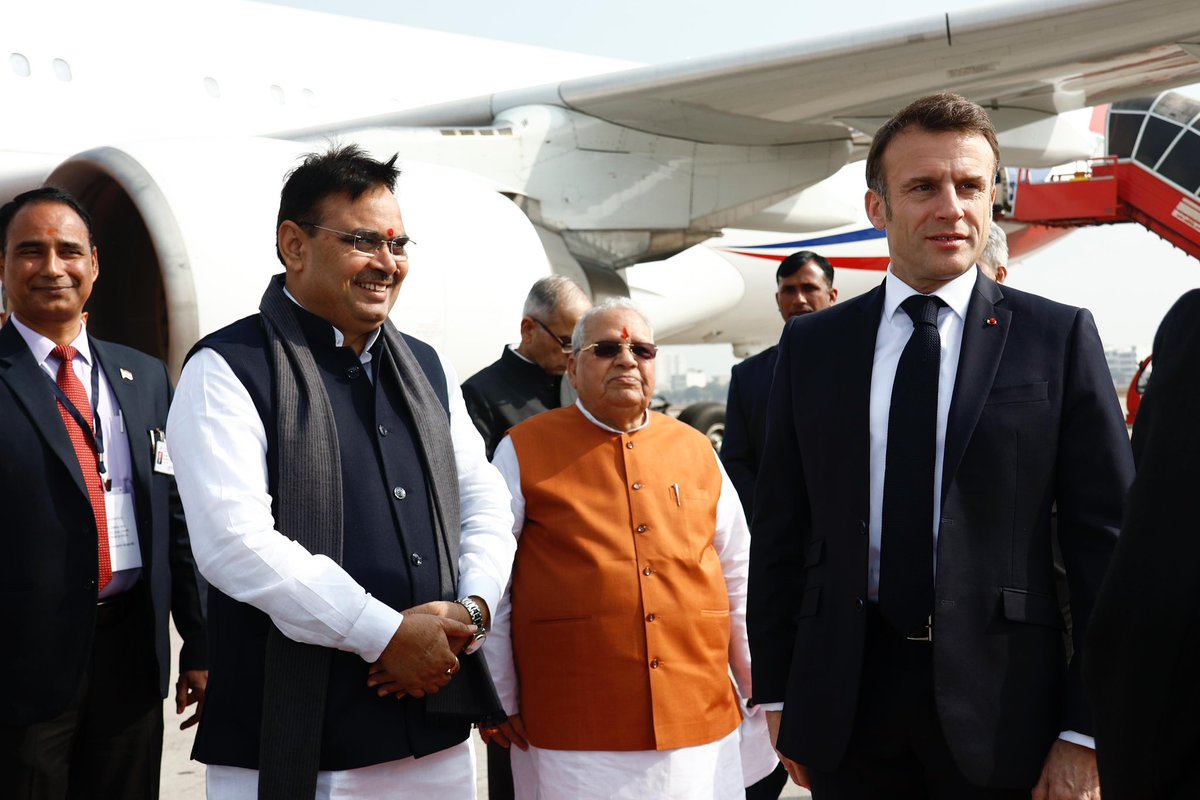 MEAIndia's tweet image. Bienvenue en Inde!
 
President @EmmanuelMacron of France warmly welcomed by Governor @KalrajMishra of Rajasthan, EAM @DrSJaishankar &amp;amp; CM @BhajanlalBjp of Rajasthan as he arrived in the historic city of Jaipur. 
 
President Macron is the Chief Guest at the 75th Republic Day…