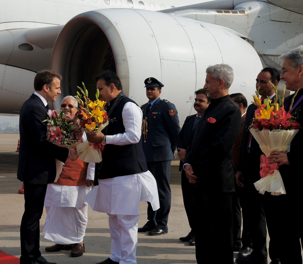MEAIndia's tweet image. Bienvenue en Inde!
 
President @EmmanuelMacron of France warmly welcomed by Governor @KalrajMishra of Rajasthan, EAM @DrSJaishankar &amp;amp; CM @BhajanlalBjp of Rajasthan as he arrived in the historic city of Jaipur. 
 
President Macron is the Chief Guest at the 75th Republic Day…