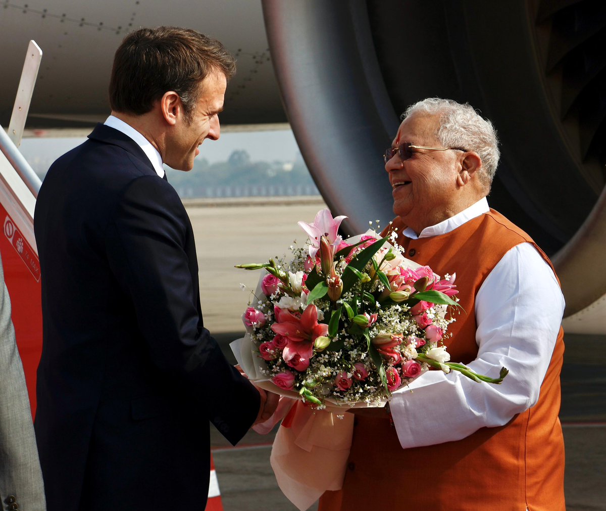 MEAIndia's tweet image. Bienvenue en Inde!
 
President @EmmanuelMacron of France warmly welcomed by Governor @KalrajMishra of Rajasthan, EAM @DrSJaishankar &amp;amp; CM @BhajanlalBjp of Rajasthan as he arrived in the historic city of Jaipur. 
 
President Macron is the Chief Guest at the 75th Republic Day…